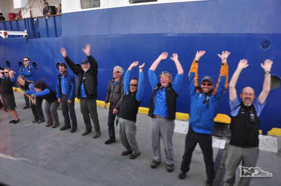 O adeus de nossos guias na expedição à Antártida no porto de Ushuaia, na Terra do Fogo, sul da Argentina